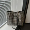 Retro houndstooth tote bag for women, black and white shoulder bag with chic chain handles. - Black