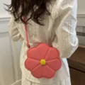 Chique roze bloemvormige mini-schoudertas met gele kern, stijlvolle zomertas voor dames. - Roze