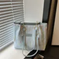 Bolso tote informal azul claro con cadena y bordado colorido, ideal para el día a día. - Azul