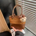 Retro braune Damen Eimer Tasche, PU und Wildleder Patchwork Umhängetasche mit süßem Bären Anhänger. - Ohne Anhänger / Braun