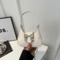 Chic borsa hobo bianca con elegante fiocco metallico argentato e pratica tracolla a catena. - Taglia S / Bianco