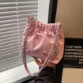 Stijlvolle roze schoudertas met schattige strikjes en ketting, perfect voor de zomer. - Roze