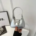 Borsa a spalla metallica argentata con fiocco chic e comoda tracolla a catena alla moda. - Taglia S / Argento