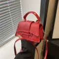 Rode mini handtas met krokodillenprint, stijlvol handvat en schoudertas voor dames. - Rood