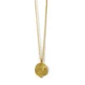 Primo piano dettagliato del ciondolo per collana vintage dorato con simboli e sole. - Stile Collana Sole Moneta Vintage (1912YJ06332XL)