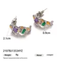 Primo piano dettagliato di orecchini irregolari con zirconi colorati e dettagli in foglia d'oro. - Orecchini Plissettati in Zirconia Multicolore