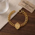 Elegantes goldenes Gliederarmband mit barockem Anhänger im Vintage-Stil für Damen Old Money Look. - Vintage Abzeichen Stil (2003ZK06710SL)