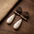 Orecchini pendenti artigianali in legno naturale e madreperla, gioielli di design di nicchia per donne. - Stile Ciondolo Goccia in Legno