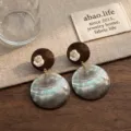 Eleganti orecchini pendenti artigianali in legno e madreperla abalone con vera perla naturale. - Stile Disco Colorato in Legno