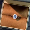 Dettaglio di squisito anello in argento sterling con gemma ovale blu e alone di diamanti. - n.5 / Blu Acquamarina (PYJZ026)