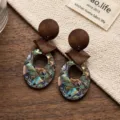 Orecchini pendenti in legno e conchiglia naturale artigianali con design geometrico elegante. - Stile Cerchio Esagerato