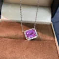 Squisita collana in argento 925 con zaffiro rosa lab e luminoso alone di diamanti eleganti - Stile Halo Quadrato (PYXL008)