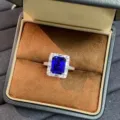 Splendido anello con zaffiro blu taglio smeraldo in argento sterling S925 vista dettaglio. - n.5 / Blu Reale (PYJZ018)