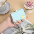 Portefeuille trifolio en cuir PU bleu clair avec ananas et fermoir métal pour dames. - Vert