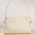 Sac bandoulière en cuir blanc crème, élégant sac hobo avec nœud latéral pour femmes au quotidien. - Blanc