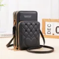 Vue détaillée du sac bandoulière noir matelassé pour téléphone avec compartiments zippés. - Noir