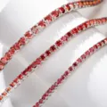 Vista ravvicinata dei bracciali tennis con pietre preziose rosse incastonate in argento. - 15cm / Bracciale in Moissanite (MS160) / Confezione da 3mm / Rosso Ardente