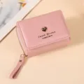 Portefeuille femme rose court à trois volets avec cœur en métal et poche zippée. - Rose