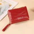 Petit portefeuille rouge pour femme à trois volets, en cuir PU élégant avec poche zippée. - Rouge