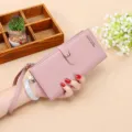 Roze dames lange portemonnee clutch handtas met polsbandje en drukknoop sluiting design. - Lichtroze