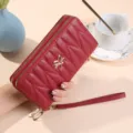 Portefeuille femme long matelassé rouge avec double fermeture éclair et dragonne pratique. - Rouge