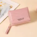 Portefeuille court rose à trois volets pour femme, joli porte-monnaie en cuir PU avec dragonne zippée. - Rose Clair