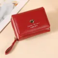Petit portefeuille rouge pour femme, porte-cartes en cuir PU à trois volets avec décor de cœur. - Rouge