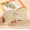 Cartera larga minimalista para mujer con elegante estampado monograma y compartimentos para tarjetas. - Albaricoque