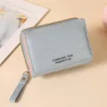 Lichtblauwe minimalistische dames korte portemonnee kaarthouder met golvende borduurwerk rits. - Blauw