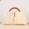 Beige plissierte Wolke Handtasche mit Holzgriff, elegante Mode Umhängetasche für Damen. - Weiß