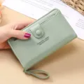 Portefeuille long femme vert clair en cuir PU avec dragonne et fermeture à pression. - Vert clair