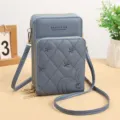 Borsa a tracolla trapuntata blu per telefono con ricamo floreale e tasche multiple con zip. - Blu