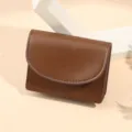 Minimalistische bruine korte portemonnee voor dames, stijlvolle effen kunstlederen kaarthouder. - Pasjeshouder met klep / koffiekleur