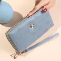 Élégant portefeuille long femme double fermeture éclair, motif floral bleu et lanière. - Bleu
