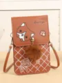 Borsa a tracolla mini in pelle PU marrone con pon pon in peluche e simpatico motivo di volpe. - Marrone
