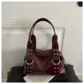 Retro Punk Nieten Umhängetasche, glänzende Ledertasche mit Metallringen für Damen Detail. - 26*11.5*15cm / Rot