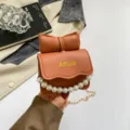 Sac bandoulière texturé pour femme, sac à épaule tendance en cuir PU avec perles et chaîne. - Marron