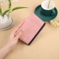 Etui de Passeport en Cuir PU Rose Housse de Voyage avec Bande Élastique Protection RFID - Rose