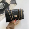 Μαύρη καπιτονέ τσάντα ώμου με αλυσίδα, σικ τετράγωνη τσάντα με χρυσές λεπτομέρειες. - Μαύρο