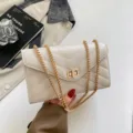 Κομψή μπεζ καπιτονέ τσάντα ώμου με μεταλλικό κούμπωμα, μοντέρνα γυναικεία τσάντα μόδας. - Λευκό