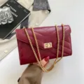 Schicke gesteppte Kettentasche für Damen, elegante kleine Umhängetasche für den Alltag. - Rot