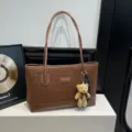 Borsa a spalla grande capienza stampa leopardata marrone con ciondolo orsetto per donna - Con Ciondolo / Marrone scuro