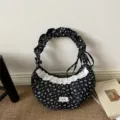Bolso de hombro negro con estampado floral, correa fruncida y elegante ribete de encaje. - Negro