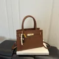 Elegante braune Umhängetasche Schultertasche aus Leder mit schickem Perlenanhänger. - Mit Anhänger / Dunkelbraun