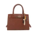 Elegante bolso de mano marrón para mujer con asa superior, cierre metálico y abalorio. - Con Ornamento / Marrón