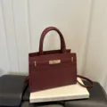 Bequeme burgunderrote Handtasche aus Leder mit Metallverschluss und Blumenmuster für Damen. - Ohne Anhänger / Rot