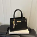 Modische schwarze Damen Umhängetasche im strukturierten Design mit stilvollen Perlenanhängern. - Mit Anhänger / Schwarz
