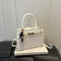 Weiße Damen Handtasche stilvolle Umhängetasche Shopper Tasche mit elegantem Prägemuster. - Mit Anhänger / Weiß