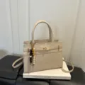 Beige strukturierte Damen Umhängetasche PU Leder lässige Handtasche Shopper mit Griff - Mit Anhänger / Khaki