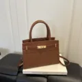 Braune Damen Henkeltasche Umhaengetasche mit Metallverschluss und elegantem Muster. - Ohne Anhänger / Dunkelbraun
